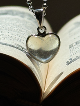 【MOMOMOON】【希少】リビアングラス ハートネックレス(45cm)|A|エジプト産 天然インパクトガラス ハート型ペンダント