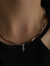 Silver925×天然石|1月誕生石ヘソナイトガーネット クロスミニチャーム チョーカーネックレス(Reeplushハンドメイド)38cm〜42cm