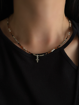 Silver925×天然石|1月誕生石ヘソナイトガーネット クロスミニチャーム チョーカーネックレス(Reeplushハンドメイド)38cm〜42cm