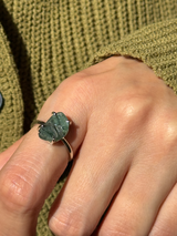 【MOMOMOON】エメラルド ラフカットリング：13号 | 天然石・鉱石・パワーストーン