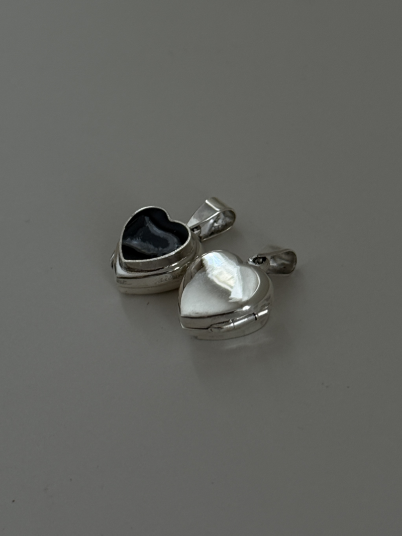 裏面刻印【お好きな刻印お入れします】Black Heart  Locket pendant 燻加工仕上げ・軽量