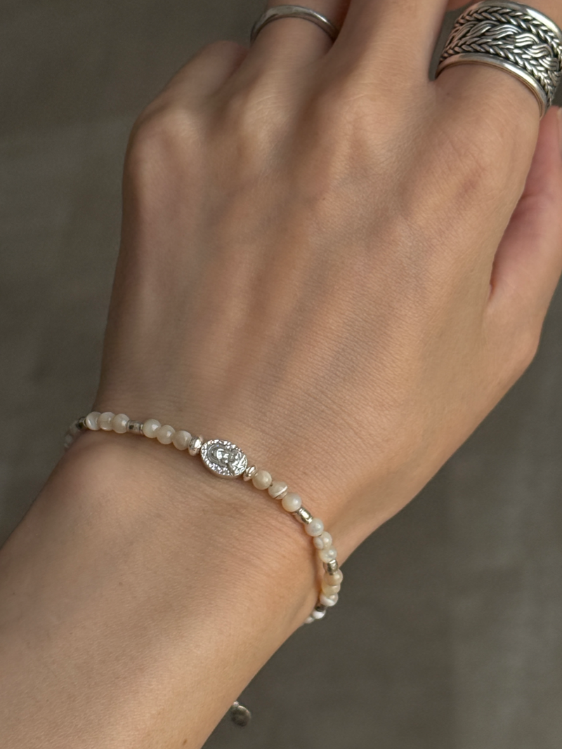 Silver925×天然石｜マザーオブパールとマリア様のブレスレット（Reeplushハンドメイド）