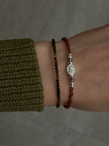 Silver925×天然石｜モザンビーク産ガーネット ストライプオニキス マリア様 2連ブレスレット（Reeplushハンドメイド）