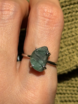 【MOMOMOON】エメラルド ラフカットリング：13号 | 天然石・鉱石・パワーストーン