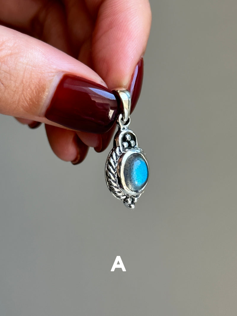 【MOMOMOON】Labradorite twist Oval stone pendant top 22mm