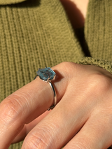 【MOMOMOON】スイスブルートパーズ ラフカットリング：フリーサイズ| 天然石・鉱石・パワーストーン