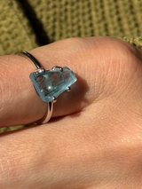 【MOMOMOON】スイスブルートパーズ ラフカットリング：フリーサイズ| 天然石・鉱石・パワーストーン