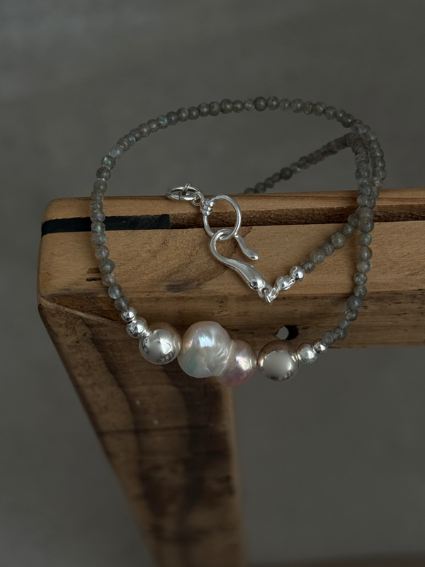 Silver925×天然石｜ラブラドライトとバロックパールのチョーカーネックレス（Reeplushハンドメイド）